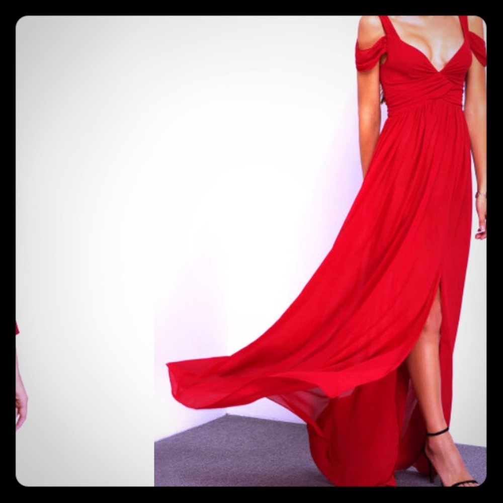 Red cold shoulder split maxi dress💋💃🏽